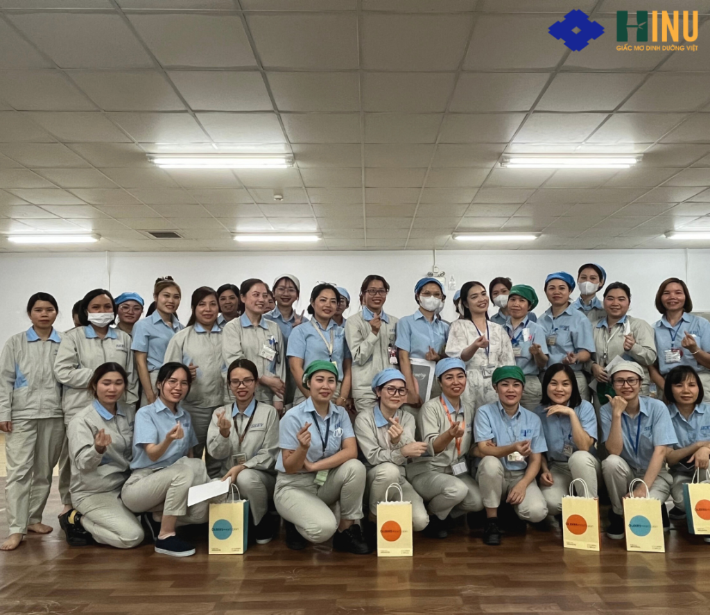 BS. Trần Thị Trà Phương chụp hình lưu niệm cùng công nhân viên