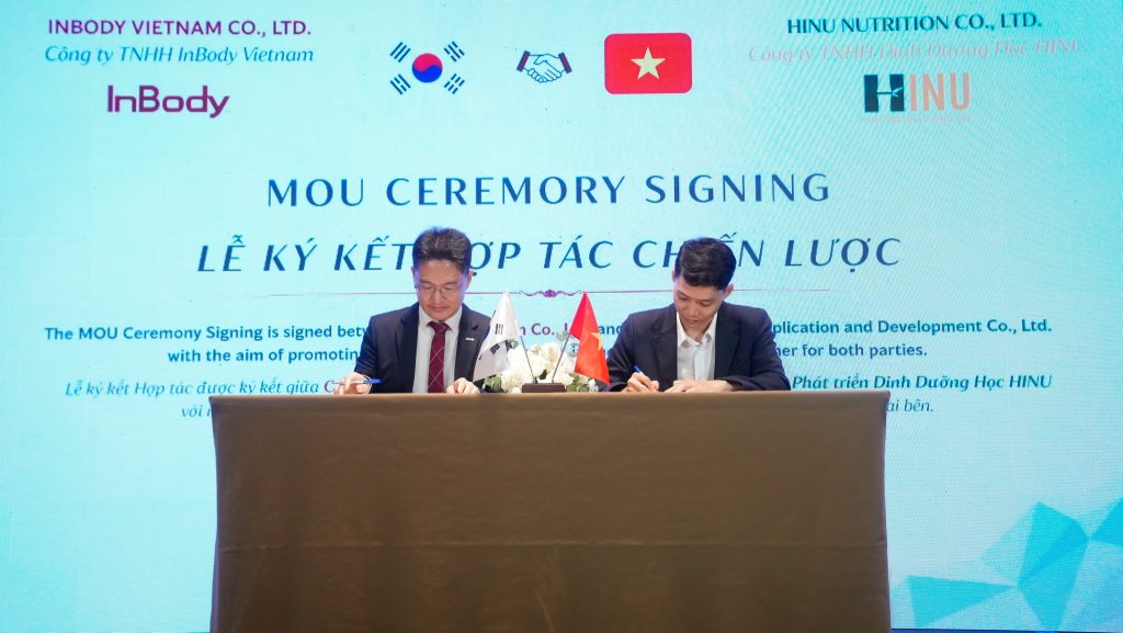 Ông Lee Sang Wook - Giám đốc Công ty InBody Việt Nam & BS. Trương Công Hậu - Giám đốc Công ty TNHH Ứng dụng và Phát triển Dinh dưỡng học HINU ký kết hợp tác chiến lược