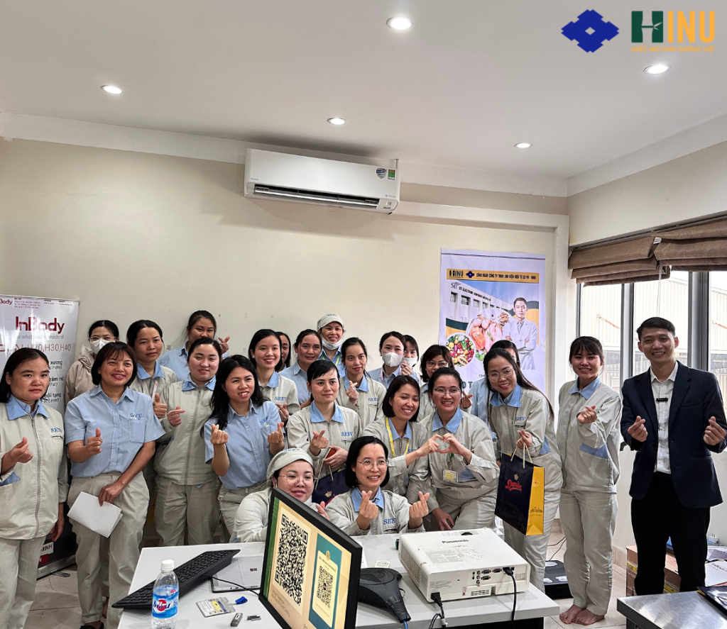 BS. Trương Công Hậu chụp hình lưu niệm cùng công nhân viên