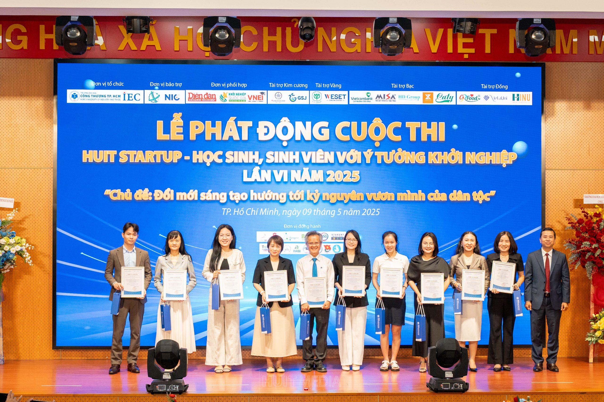 BS. Nguyễn Đăng Tuấn Dũng – Phó Giám đốc Công ty TNHH Ứng dụng và Phát triển Dinh dưỡng học HINU nhận thư cảm ơn từ nhà trường