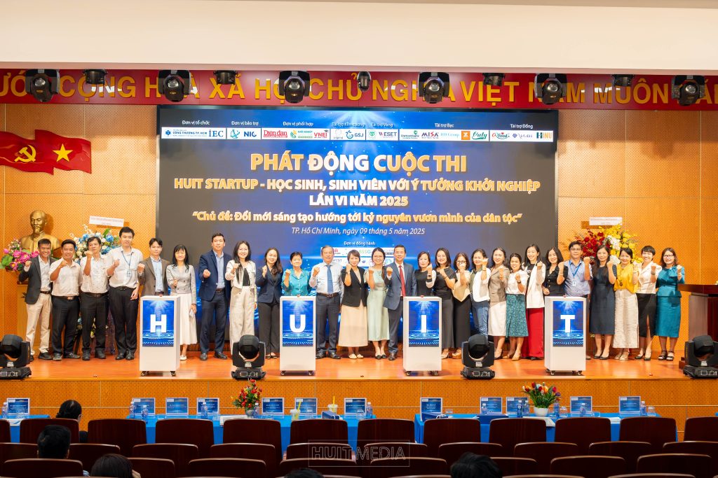 Ban lãnh đạo nhà trường cùng Đại diện các doanh nghiệp chụp hình lưu niệm