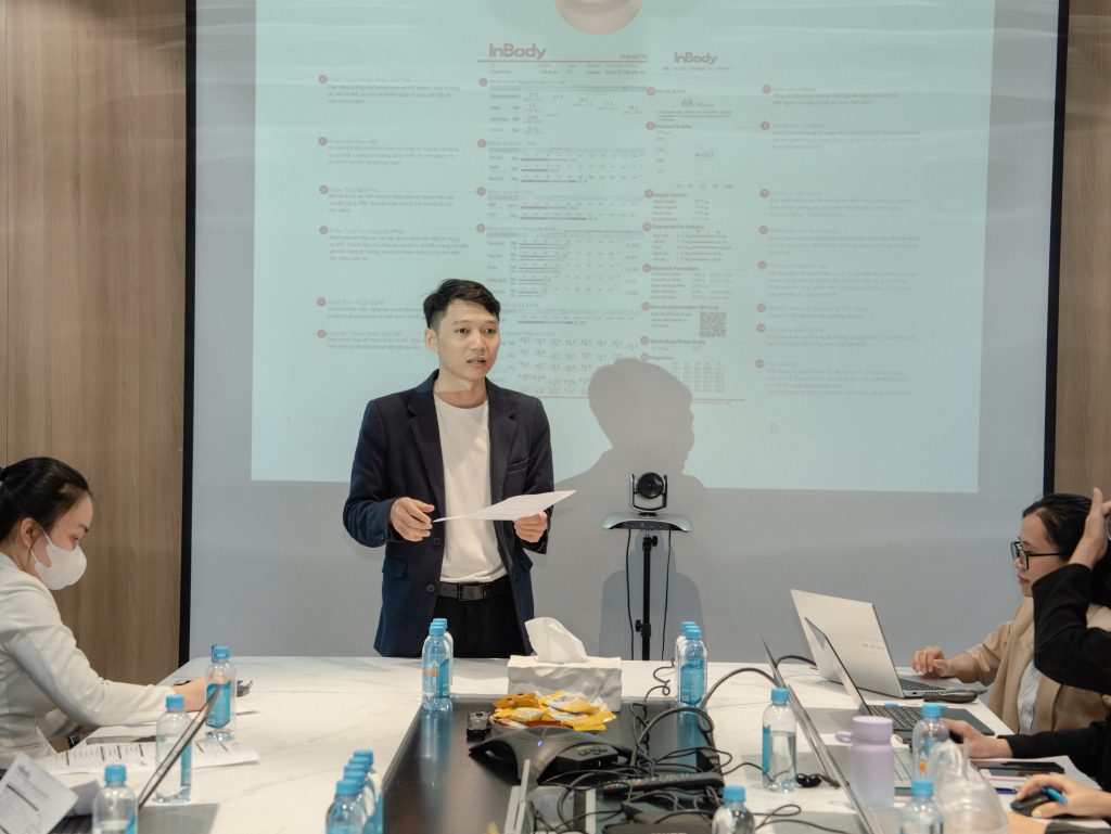 BS. Trương Công Hậu hướng dẫn đọc các chỉ số từ báo cáo kết quả đo lường bằng máy InBody