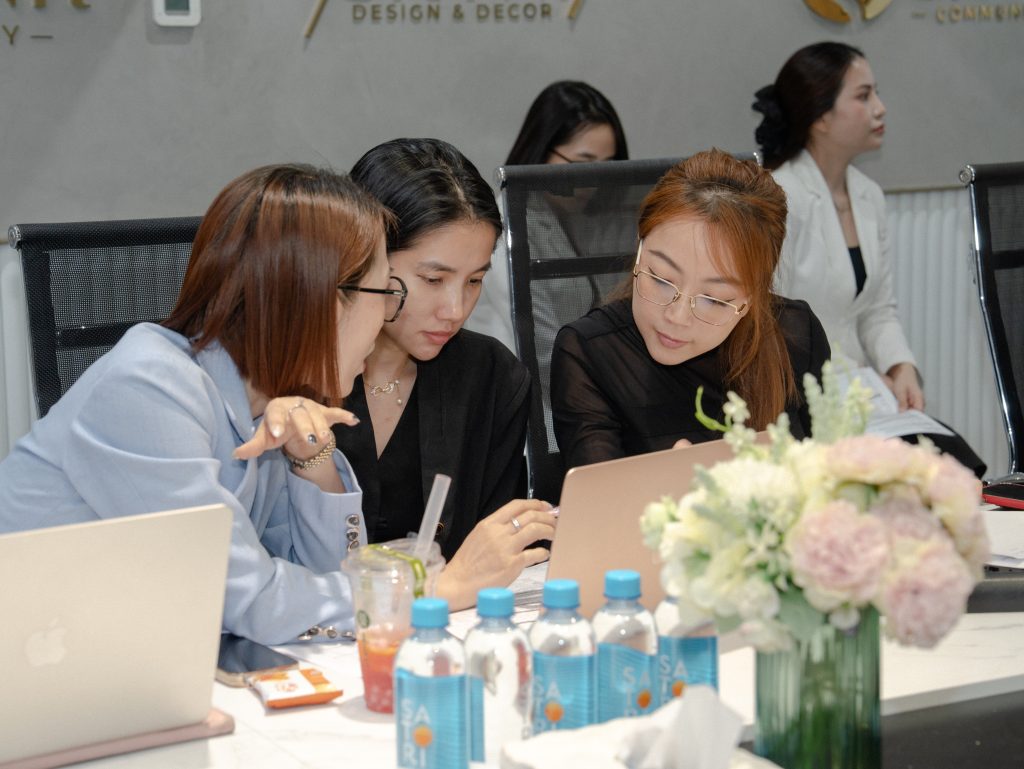 Các chuyên viên và quản lý tại Shynh Group tham gia thảo luận