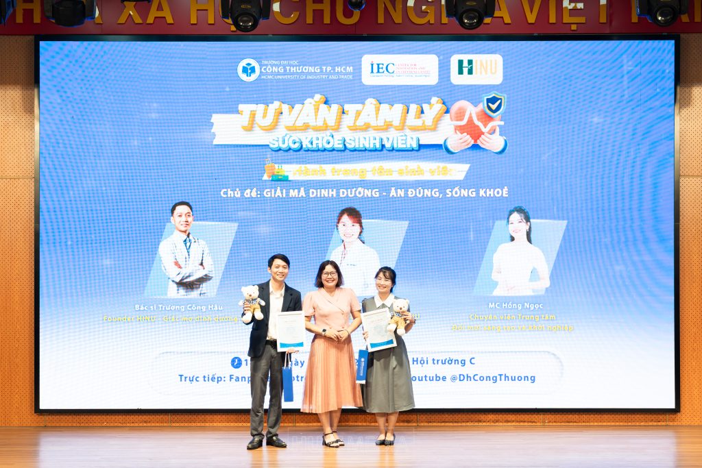 Đại diện HINU và Đại diện HUIT chụp hình lưu niệm