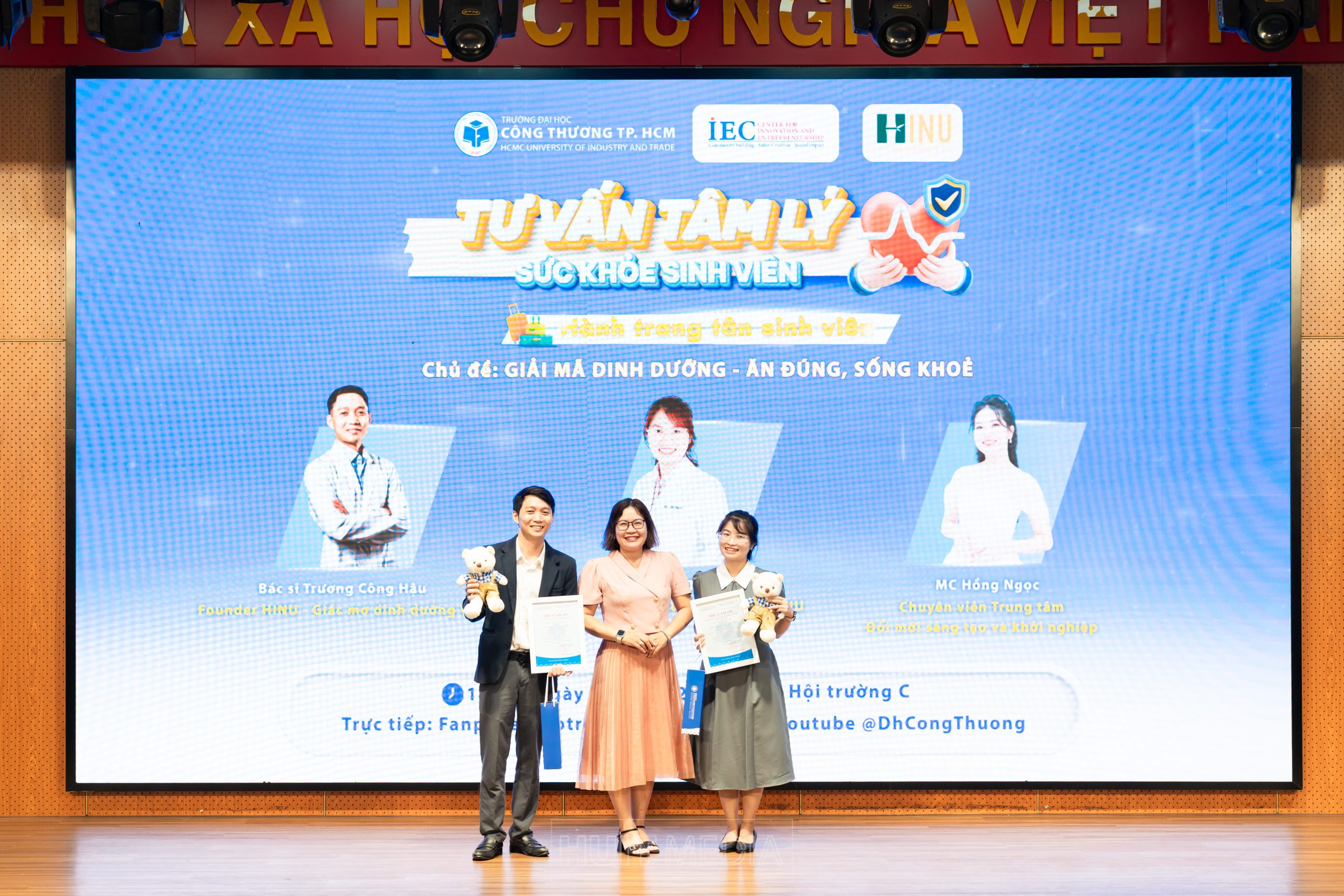 Đại diện HINU và Đại diện HUIT chụp hình lưu niệm