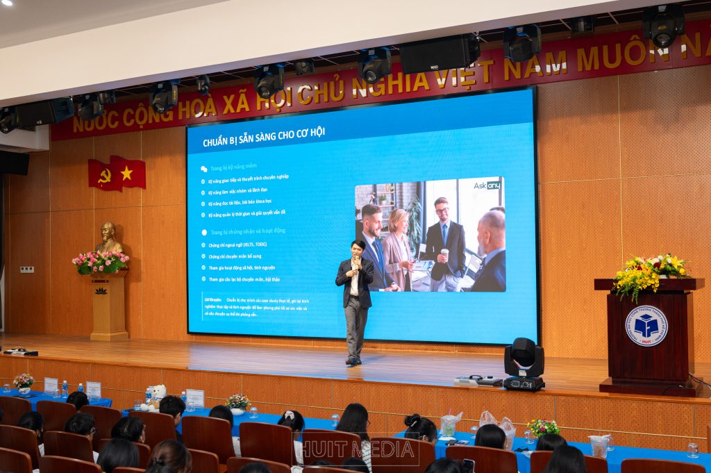 BS. Trương Công Hậu chia sẻ chủ đề: Kiến tạo sự nghiệp trên ghế nhà trường