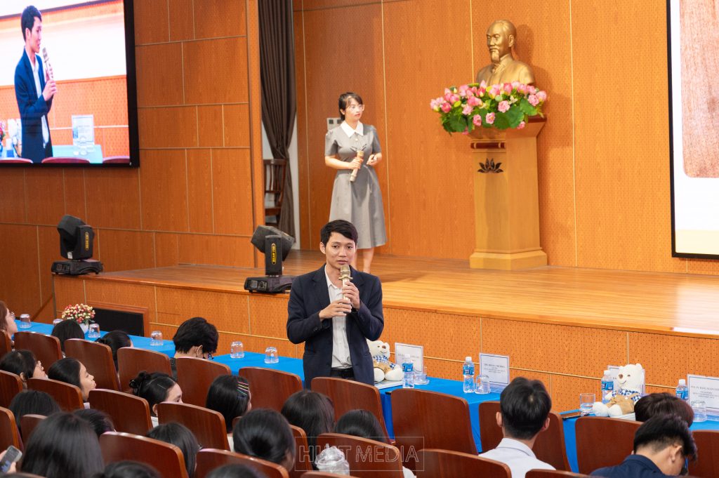 Đại diện HINU giải đáp các thắc mắc của các bạn sinh viên