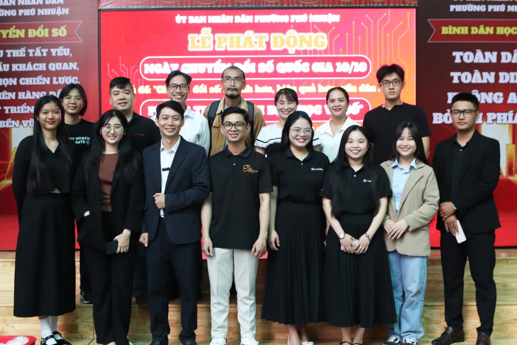 Các đại diện HINU cùng đại diện doanh nghiệp tham gia sự kiện