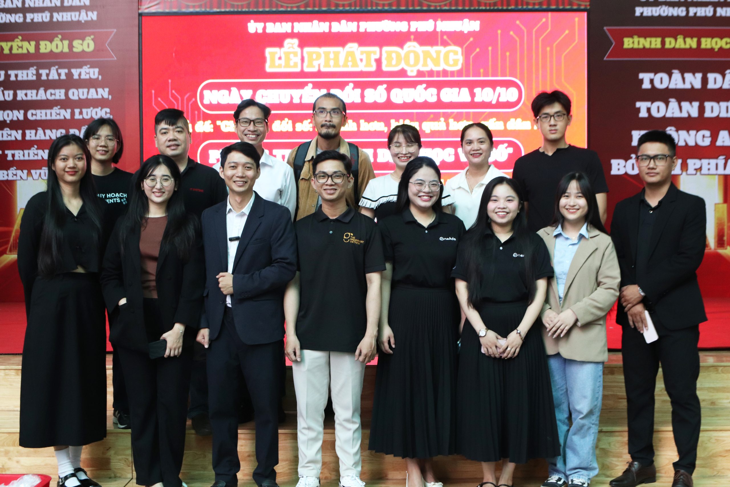 Các đại diện HINU cùng đại diện doanh nghiệp tham gia sự kiện