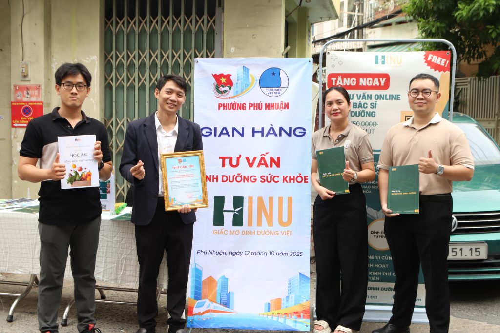 Các đại diện HINU tại gian hàng tư vấn dinh dưỡng sức khỏe HINU