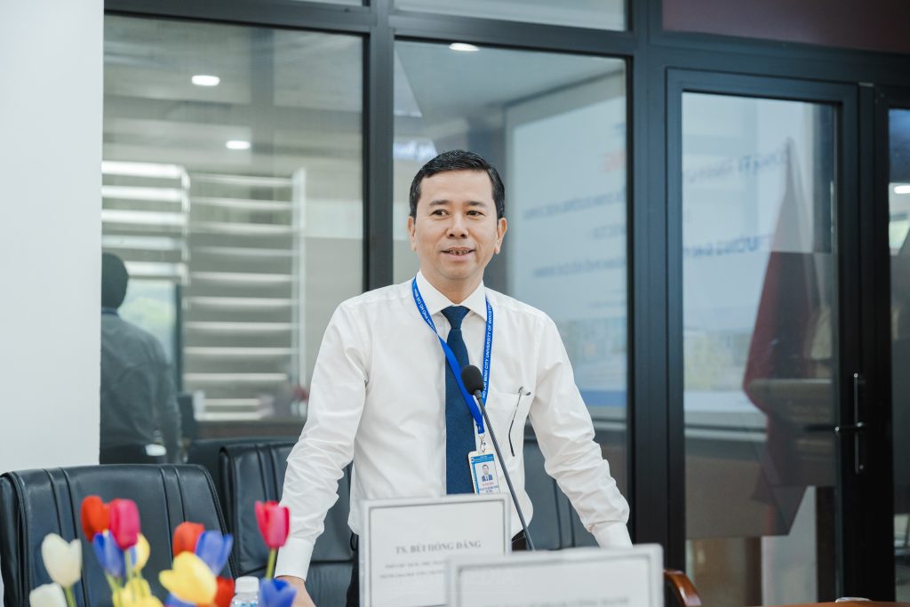 Đại diện HUIT phát biểu tại buổi ký kết