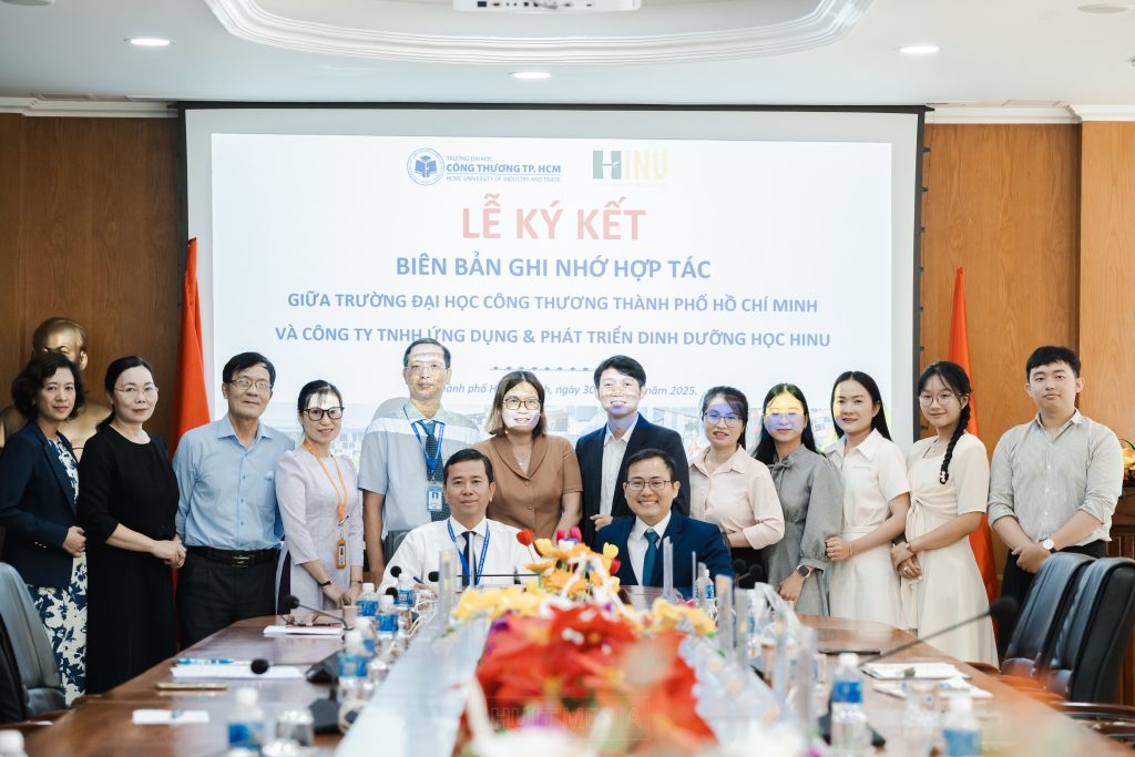 Hai đại diện HUIT & HINU ký kết thỏa thuận hợp tác