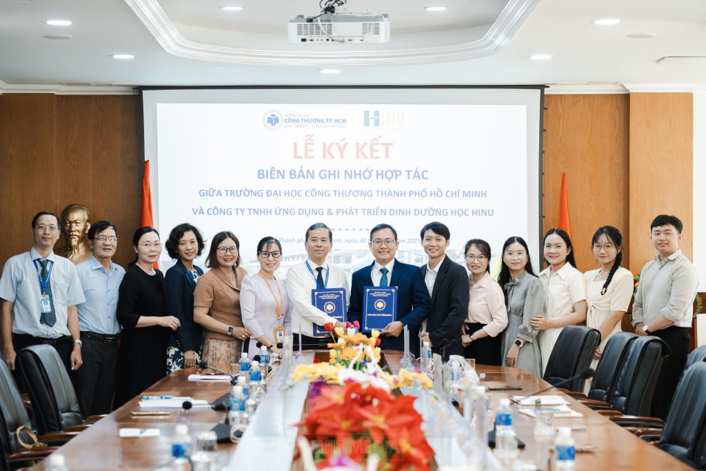 Hình ảnh ký kết hợp tác giữa đại diện Trường Đại học Công Thương TP.HCM và Ban Giám đốc cùng các Bác sĩ, Chuyên gia dinh dưỡng HINU