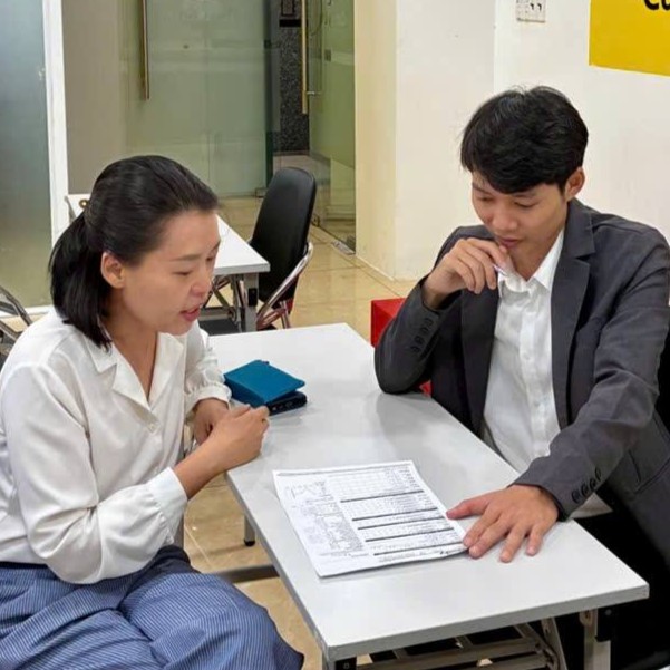 Chuyên gia dinh dưỡng HINU đang tư vấn cho khách hàng dựa trên chỉ số thể chất InBody.
