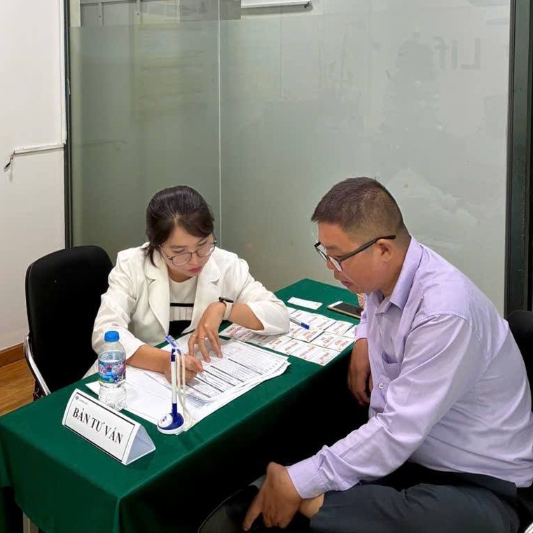 Bác sĩ dinh dưỡng HINU đang tư vấn dinh dưỡng dựa trên kết quả chỉ số cơ thể InBody.
