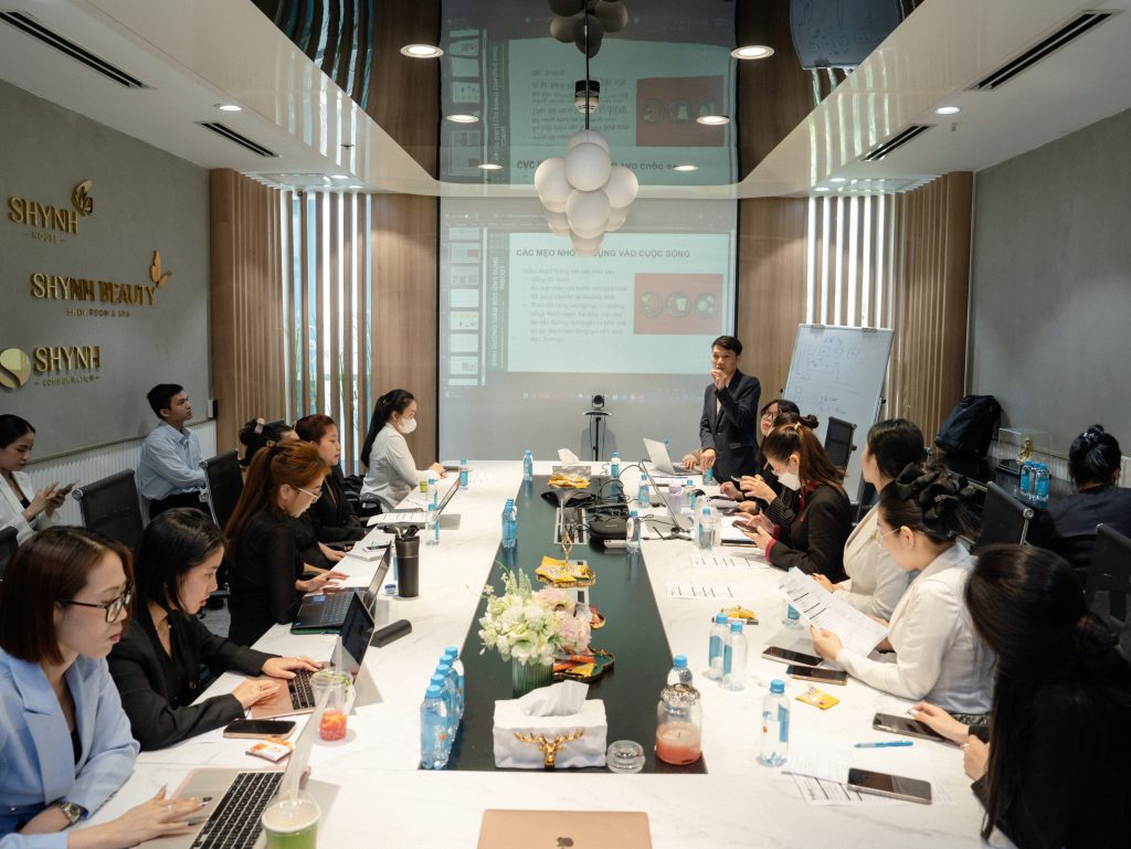 Buổi chia sẻ kiến thức dinh dưỡng trong ngành làm đẹp tại Shynh Group