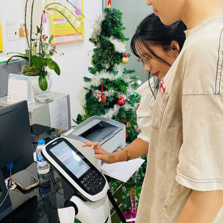 Khách hàng đang được đo chỉ số InBody trước khi tư vấn Healthcare
